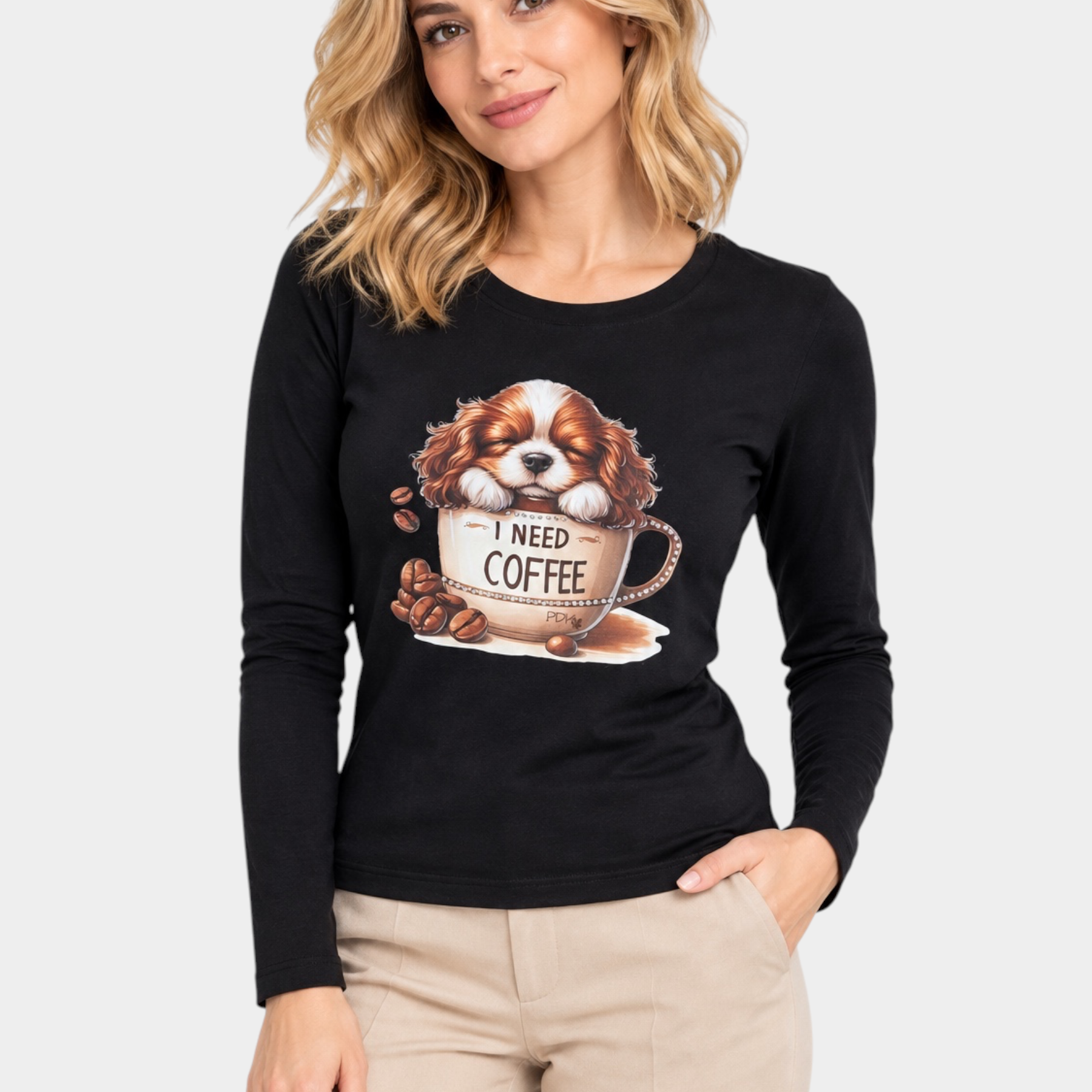 Modella indossa una t-shirt nera a maniche lunghe Follower SRL con stampa di un cagnolino in una tazza di caffè