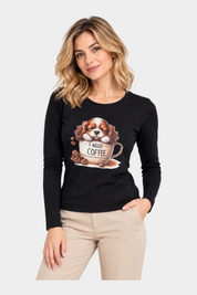 Modella indossa una t-shirt nera a maniche lunghe Follower SRL con stampa di un cagnolino in una tazza di caffè