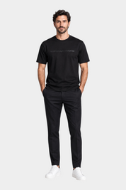 Modello indossa t-shirt nera Follower SRL in cotone e modal con logo Daniele Alessandrini sul petto
