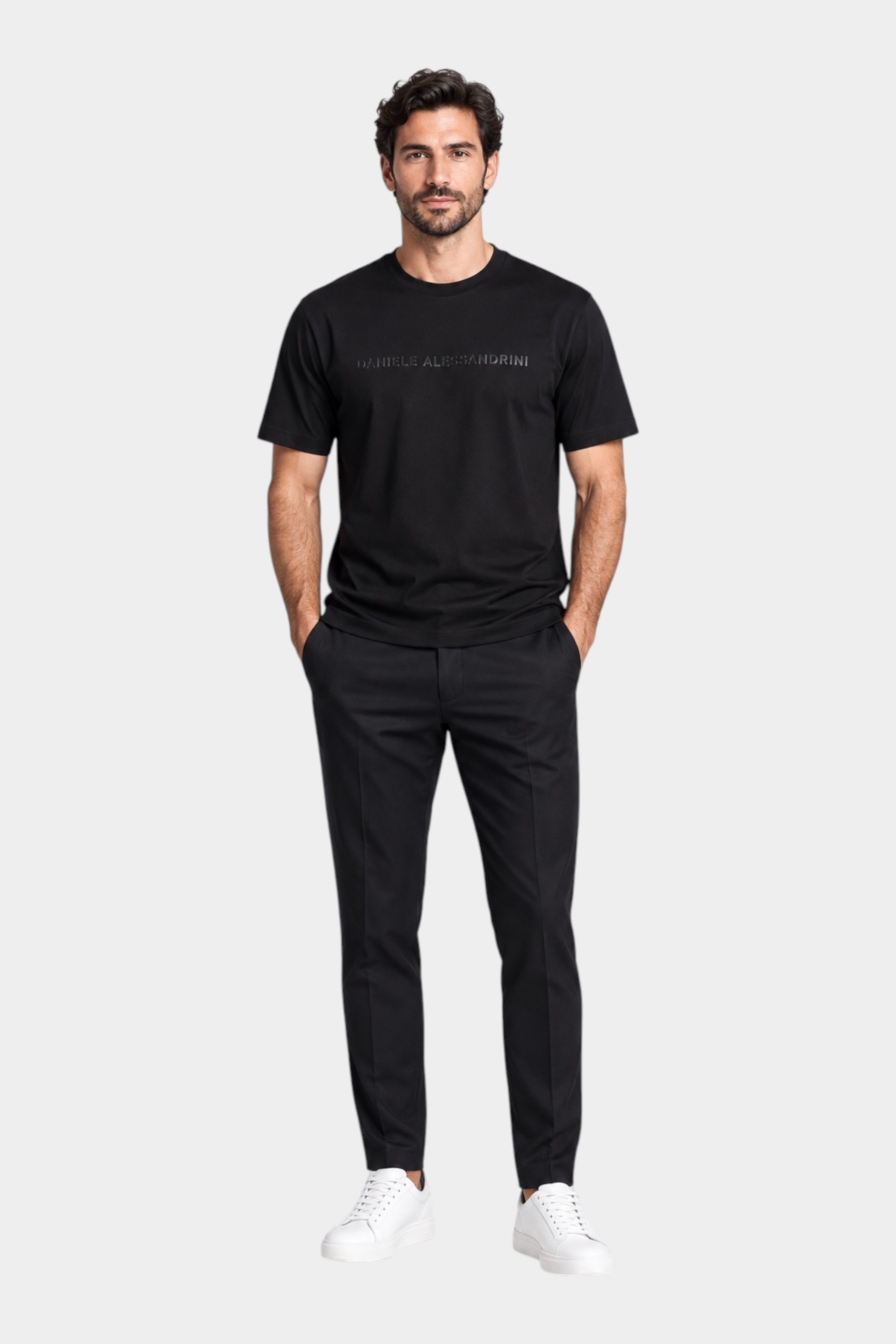 Modello indossa t-shirt nera Follower SRL in cotone e modal con logo Daniele Alessandrini sul petto