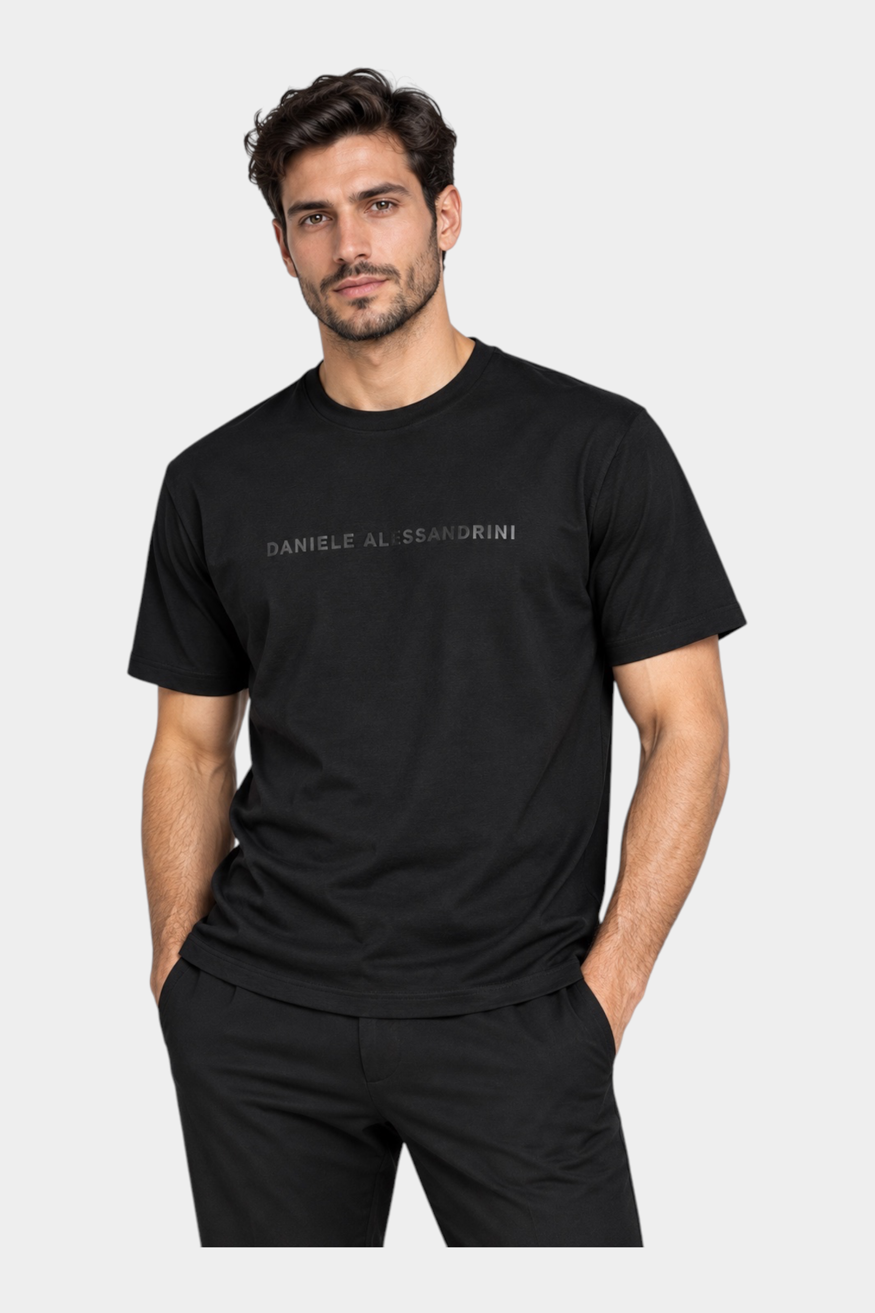 Modello indossa t-shirt nera Follower SRL in cotone e modal con logo Daniele Alessandrini sul petto