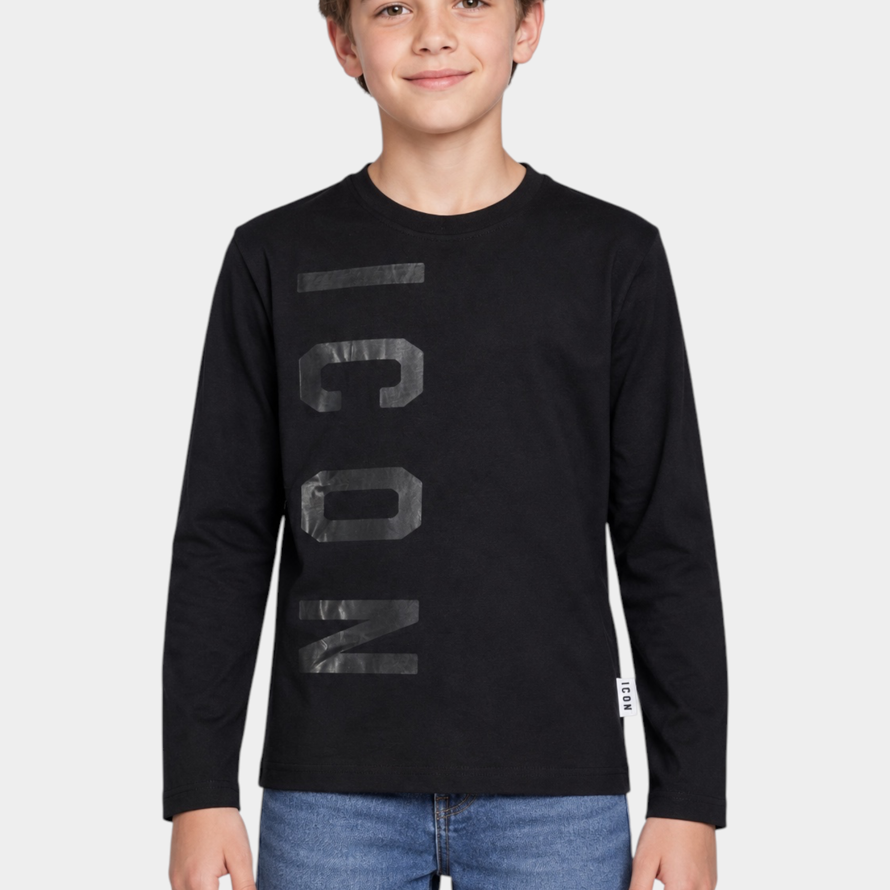 Ragazzo indossa una t-shirt a maniche lunghe nera Follower SRL con stampa ICON lucida e etichetta laterale
