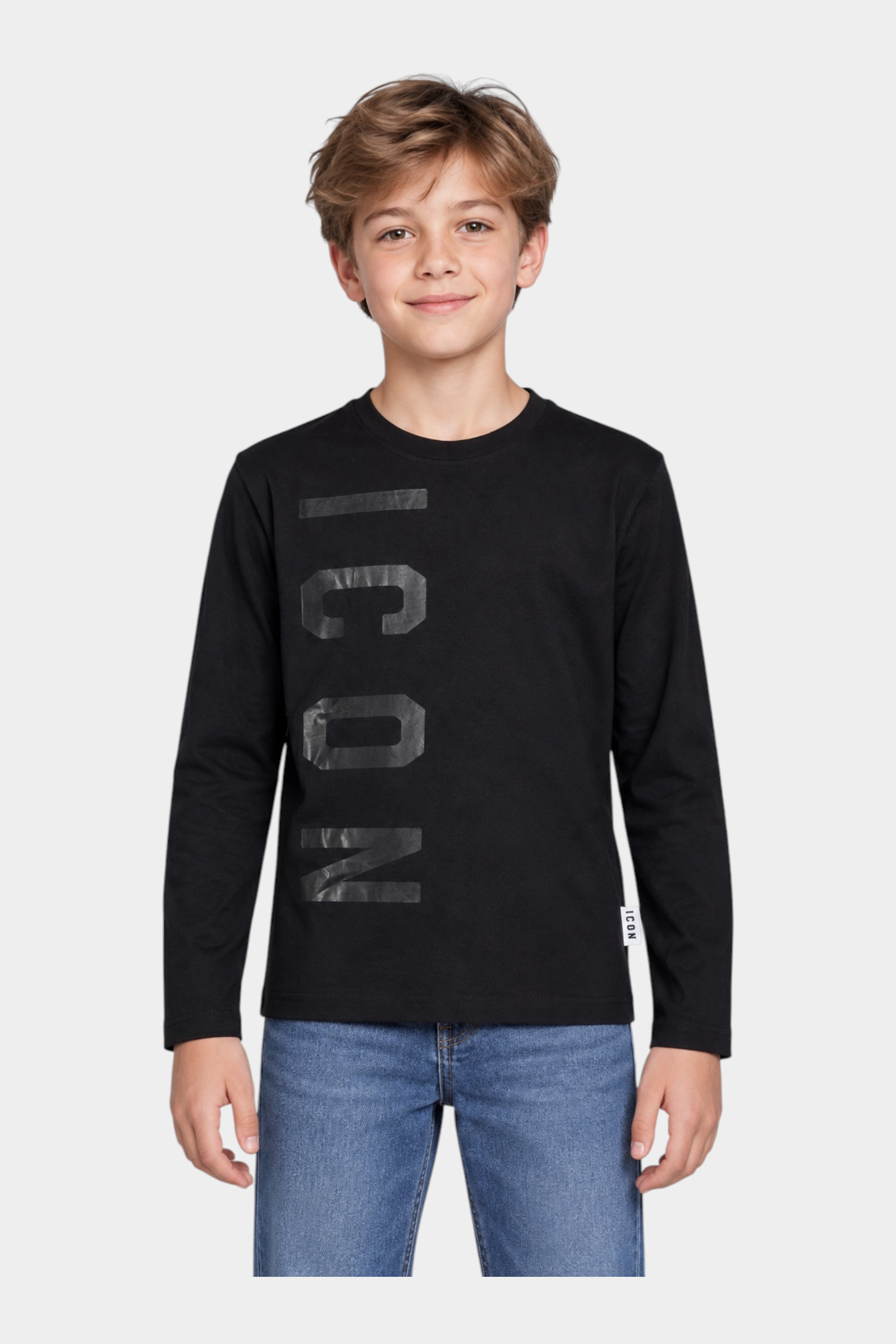 Ragazzo indossa una t-shirt a maniche lunghe nera Follower SRL con stampa ICON lucida e etichetta laterale