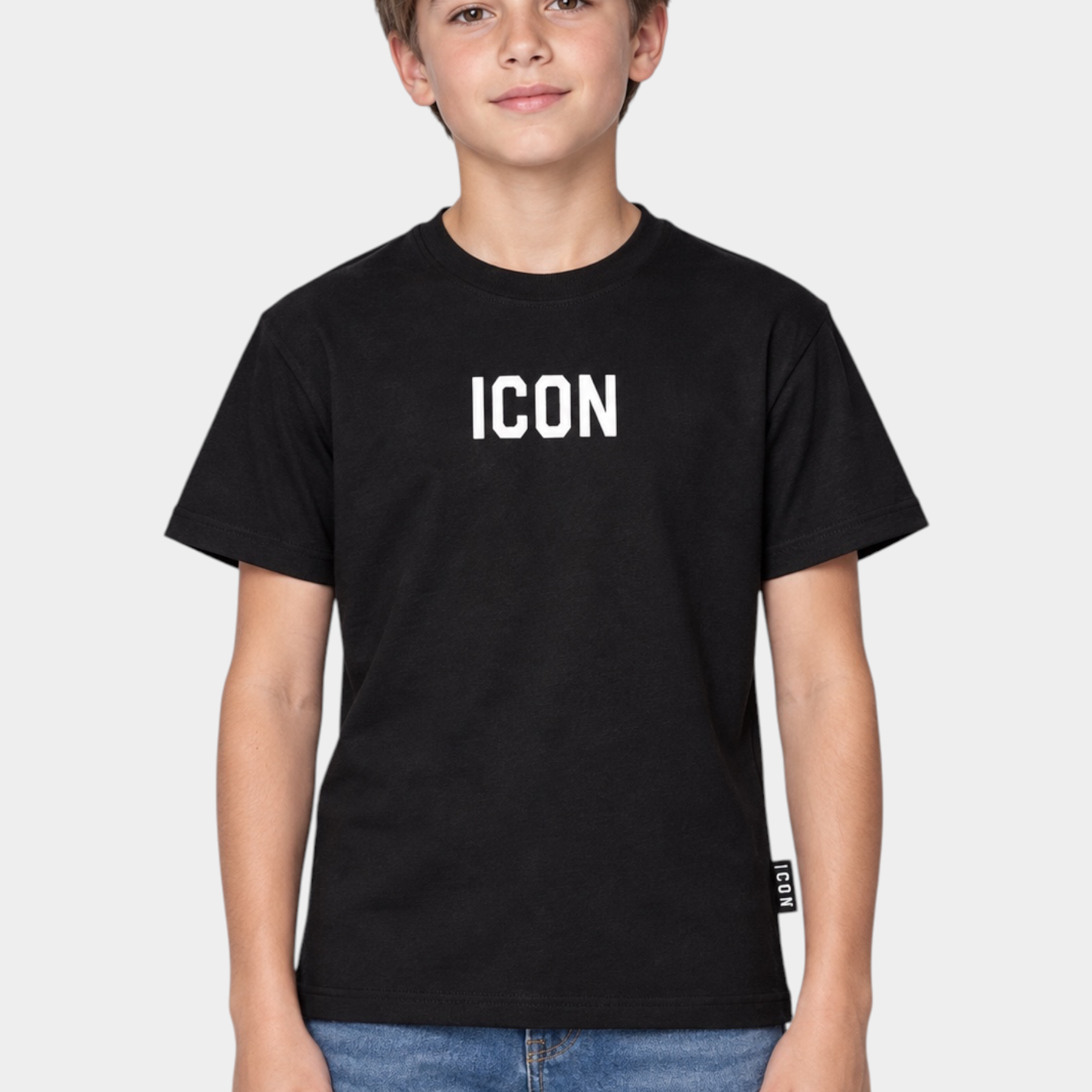 Ragazzo indossa T-shirt nera Follower SRL con scritta ICON bianca sul petto e jeans blu