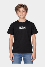 Ragazzo indossa T-shirt nera Follower SRL con scritta ICON bianca sul petto e jeans blu