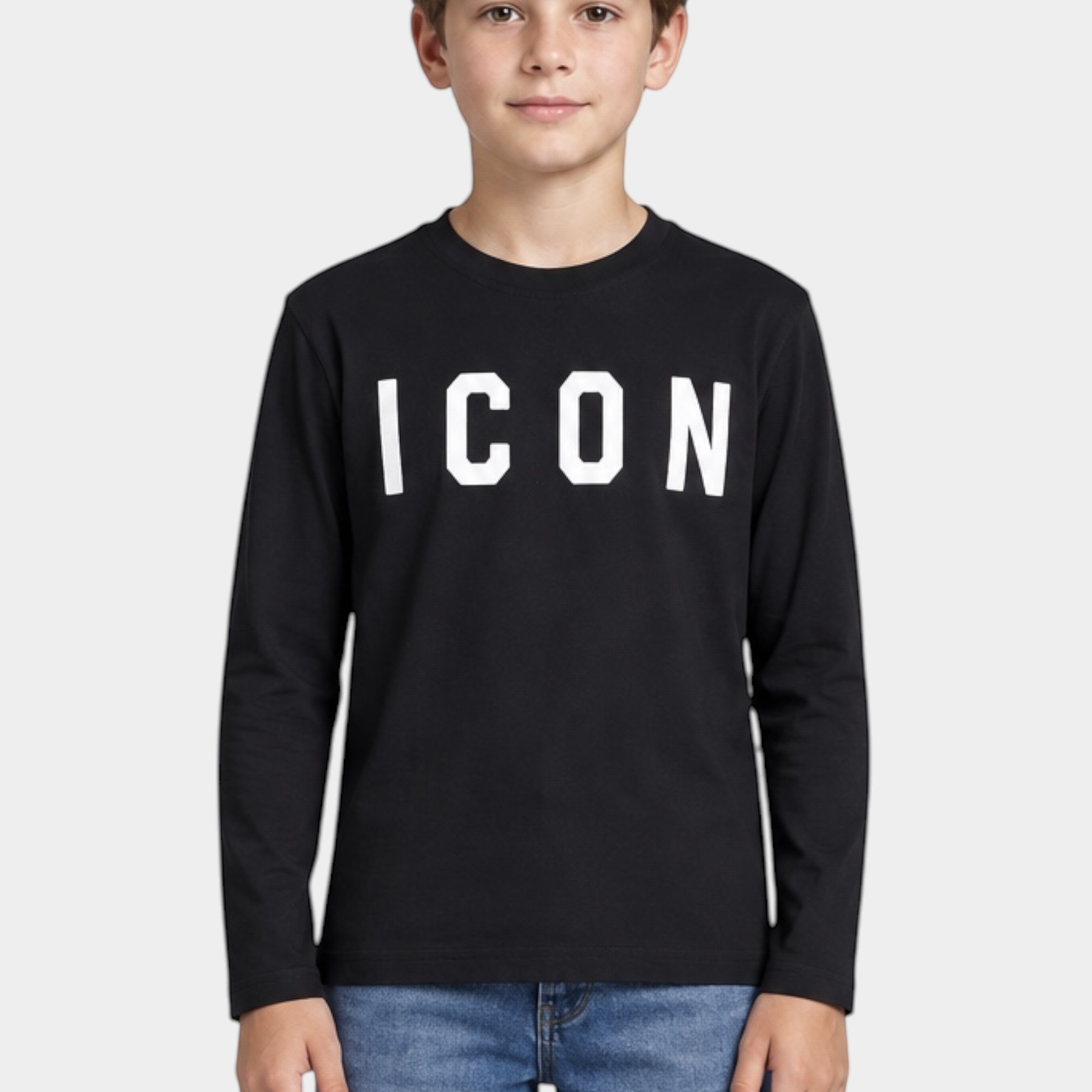 Ragazzo indossa una T-shirt a maniche lunghe nera Follower SRL con scritta ICON bianca sul petto e jeans blu