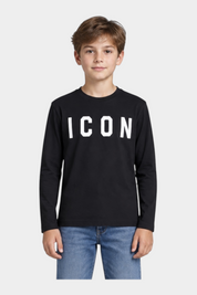 Ragazzo indossa una T-shirt a maniche lunghe nera Follower SRL con scritta ICON bianca sul petto e jeans blu