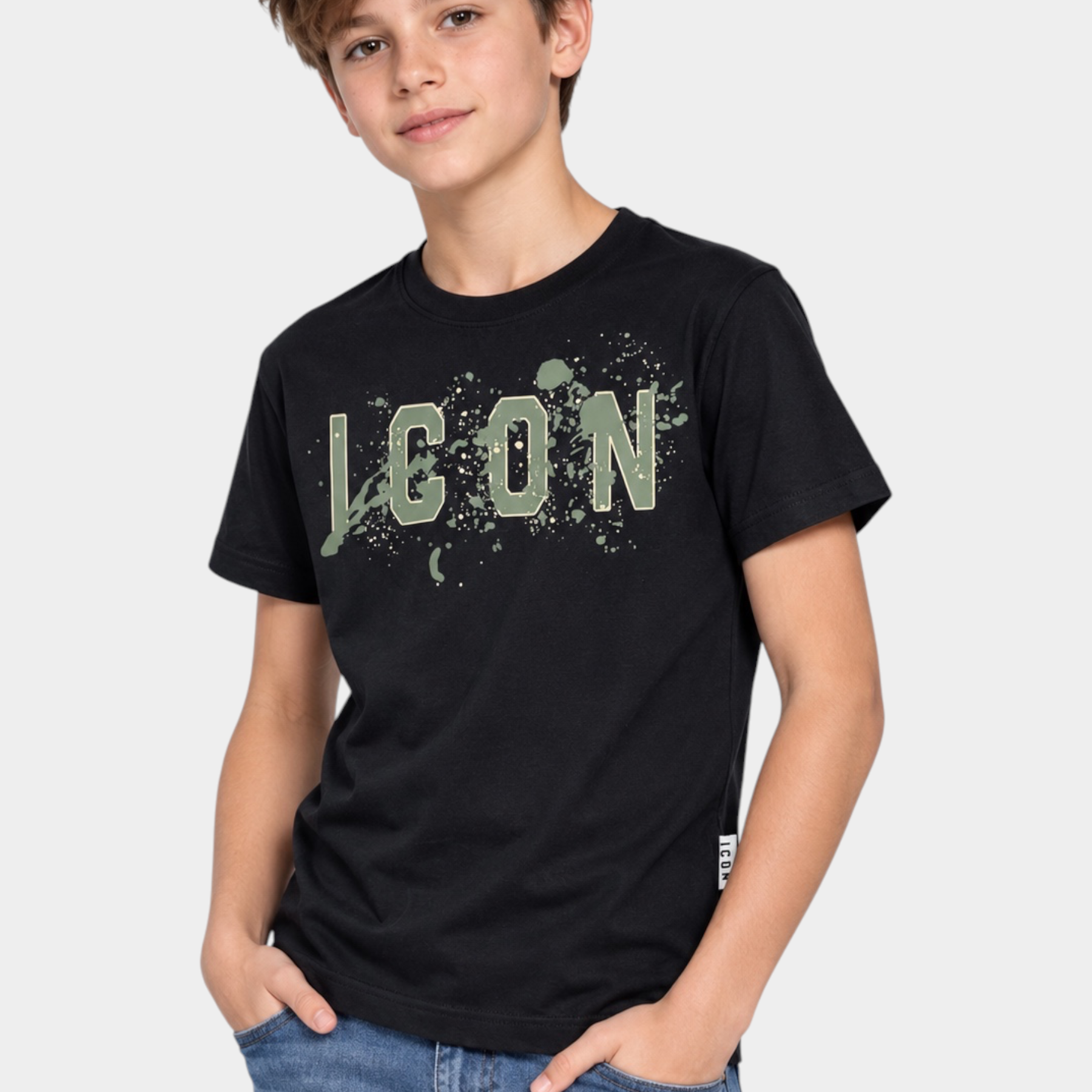 Ragazzo indossa una T-shirt nera Follower SRL con stampa ICON verde effetto vernice e girocollo