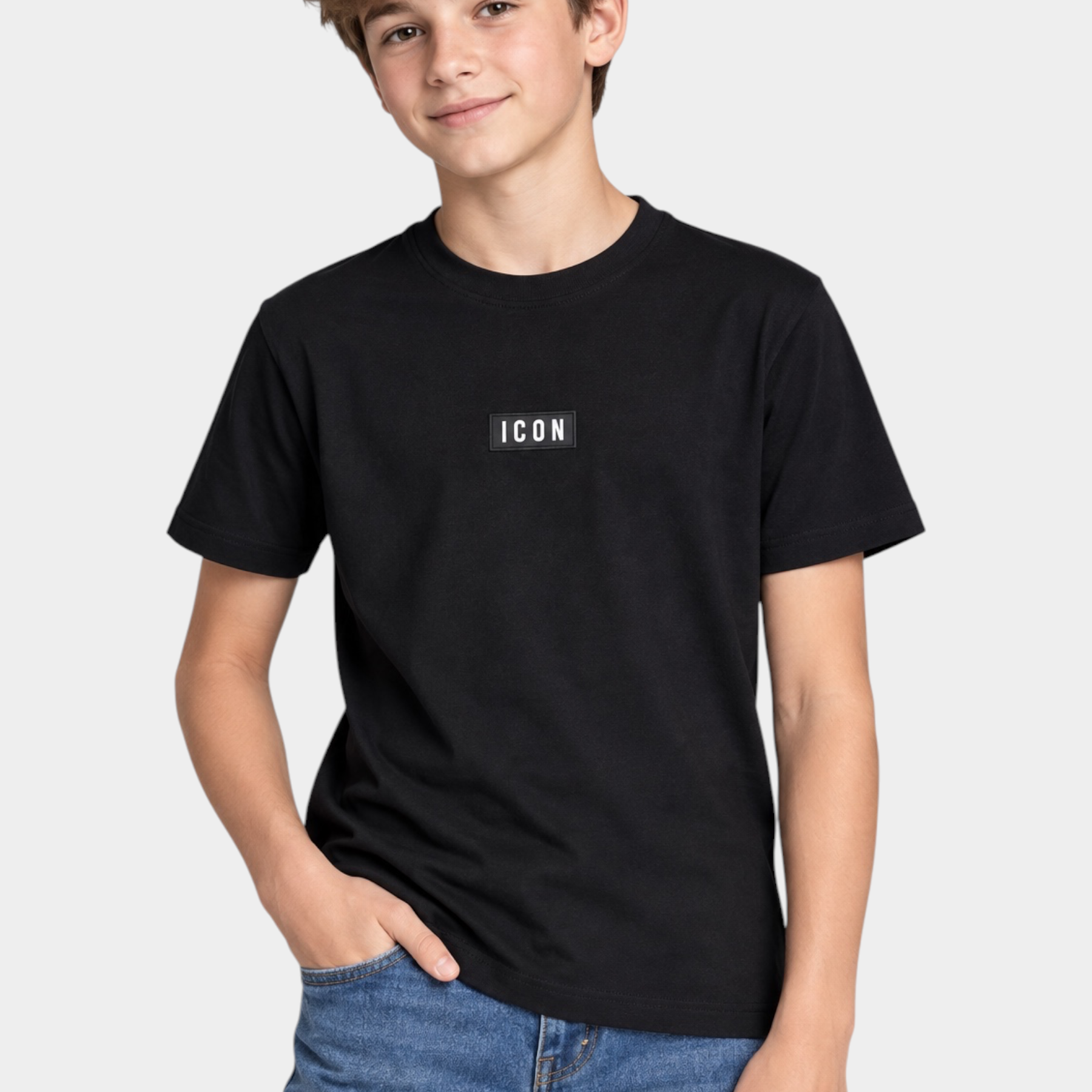 Ragazzo indossa una T-shirt nera Follower SRL con logo ICON bianco sul petto, abbinata a jeans blu