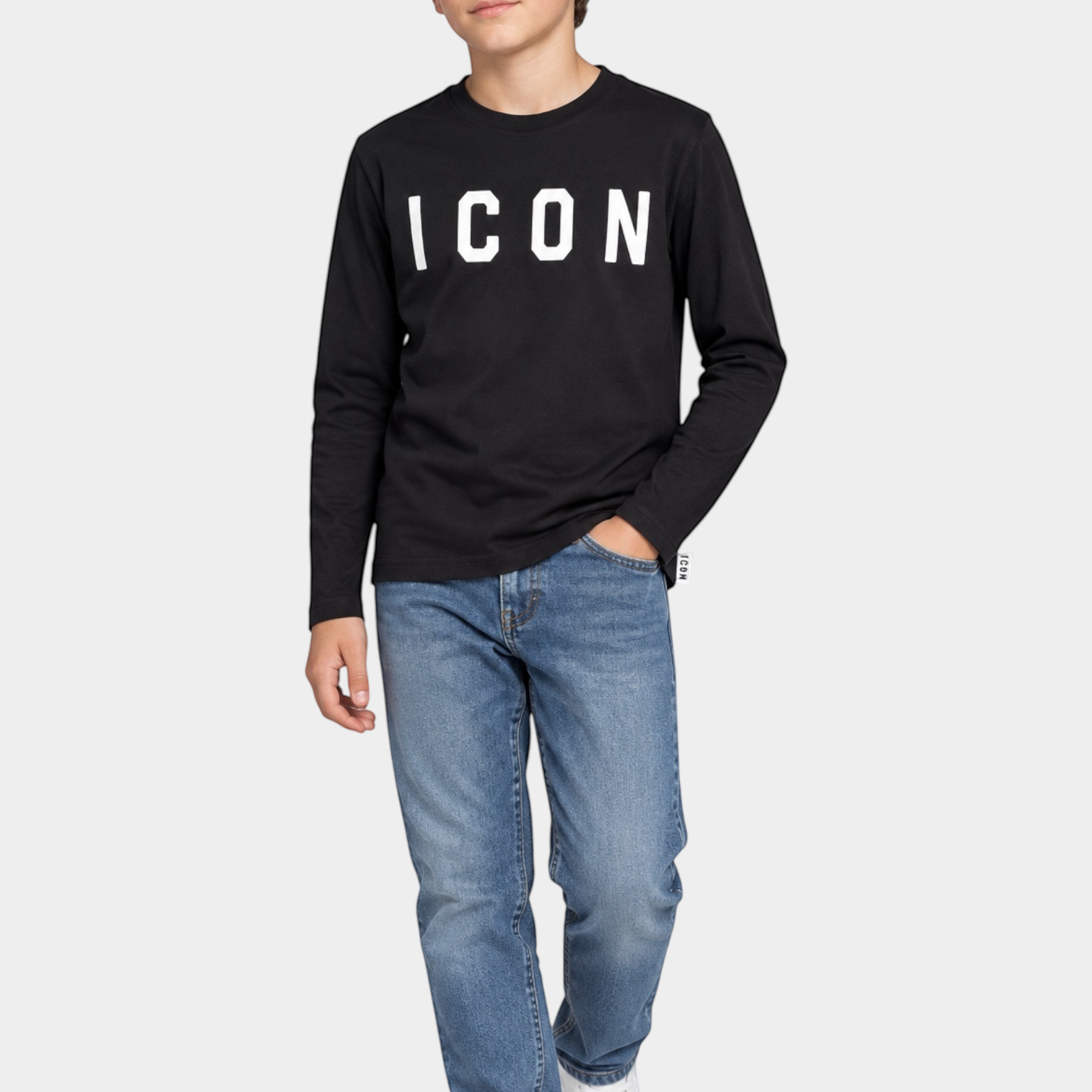Ragazzo indossa una t-shirt a maniche lunghe nera Follower SRL con scritta ICON bianca e jeans blu
