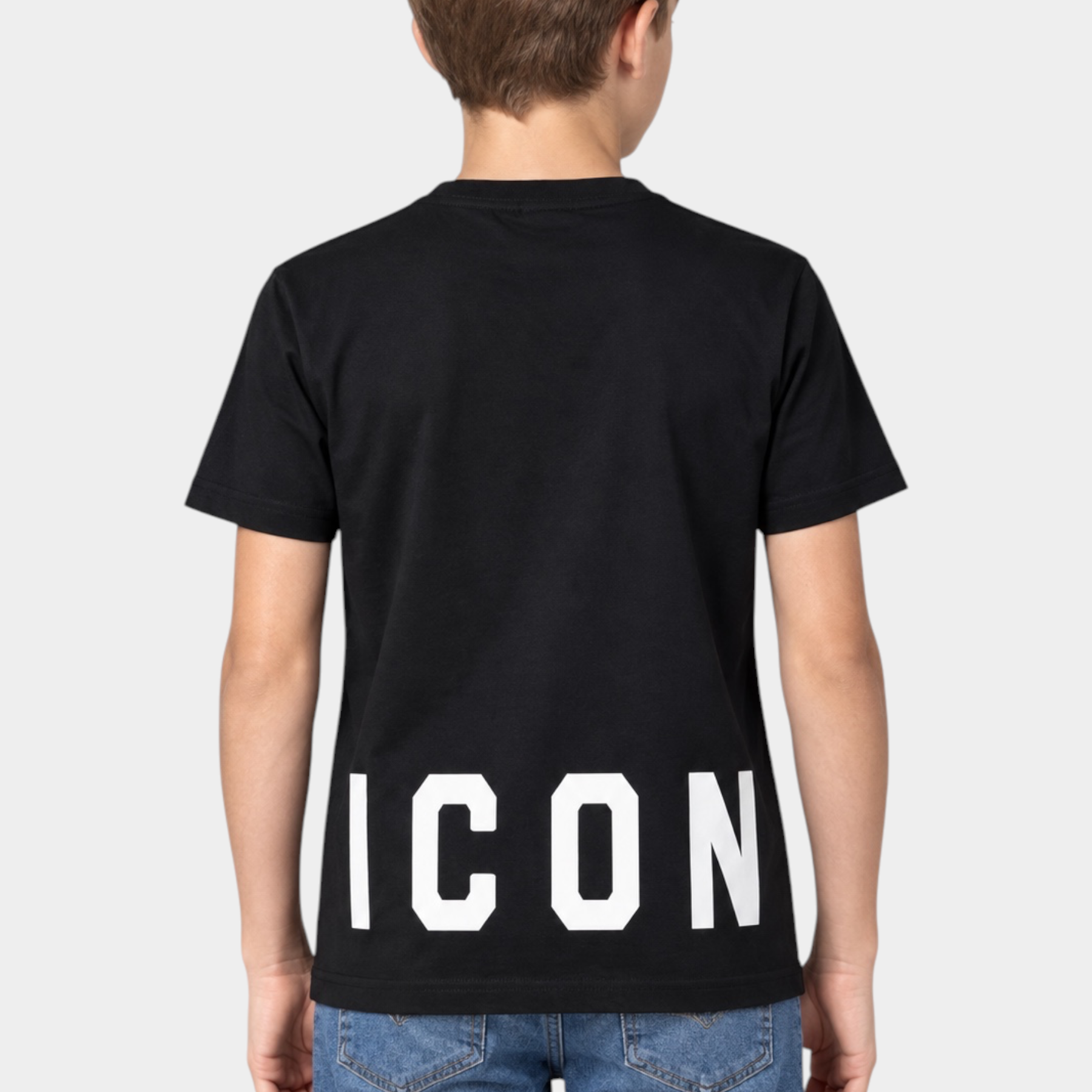 Ragazzo indossa una T-shirt nera Follower SRL con scritta bianca ICON sul retro, vista posteriore