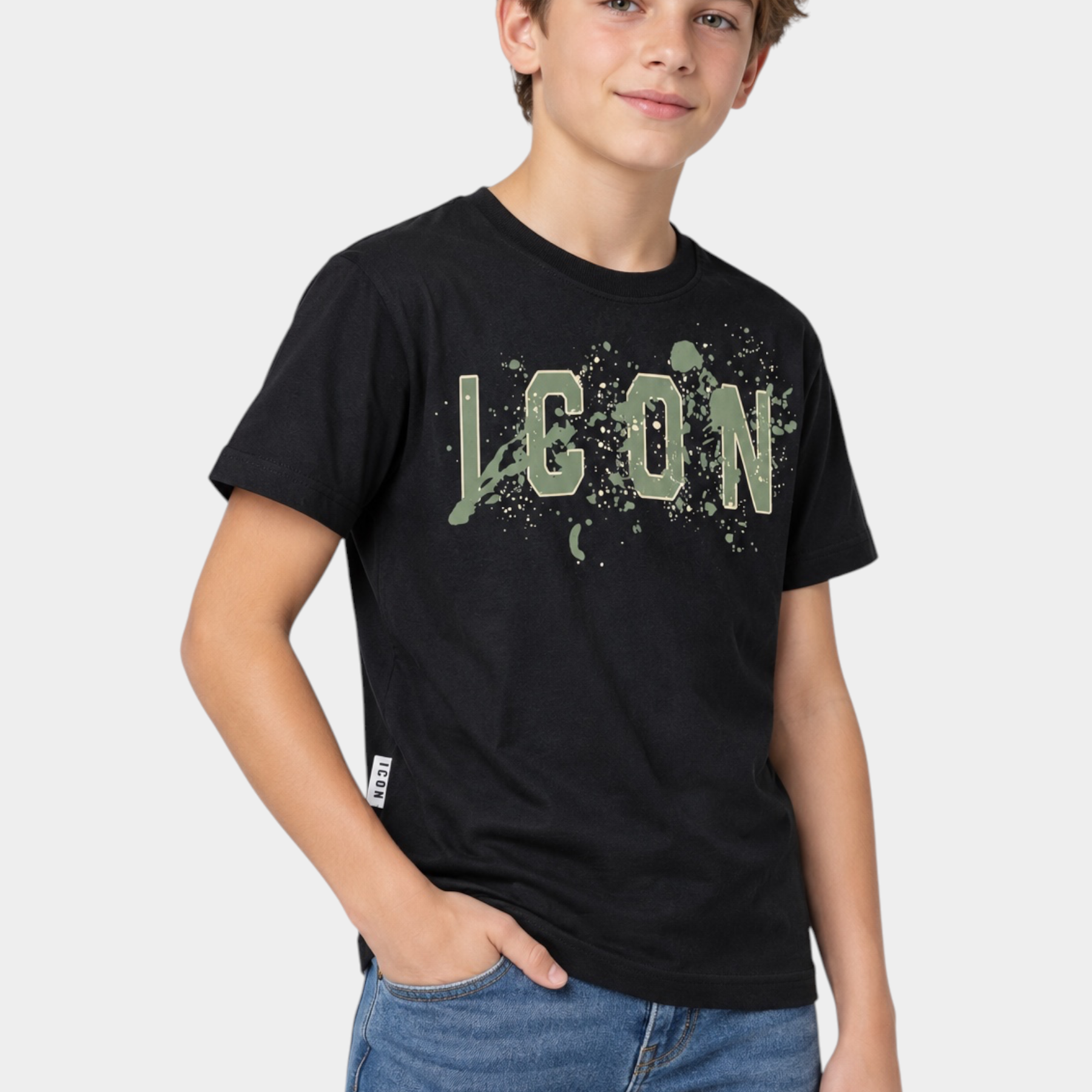 Ragazzo indossa una T-shirt nera Follower SRL con stampa ICON verde effetto vernice e etichetta laterale