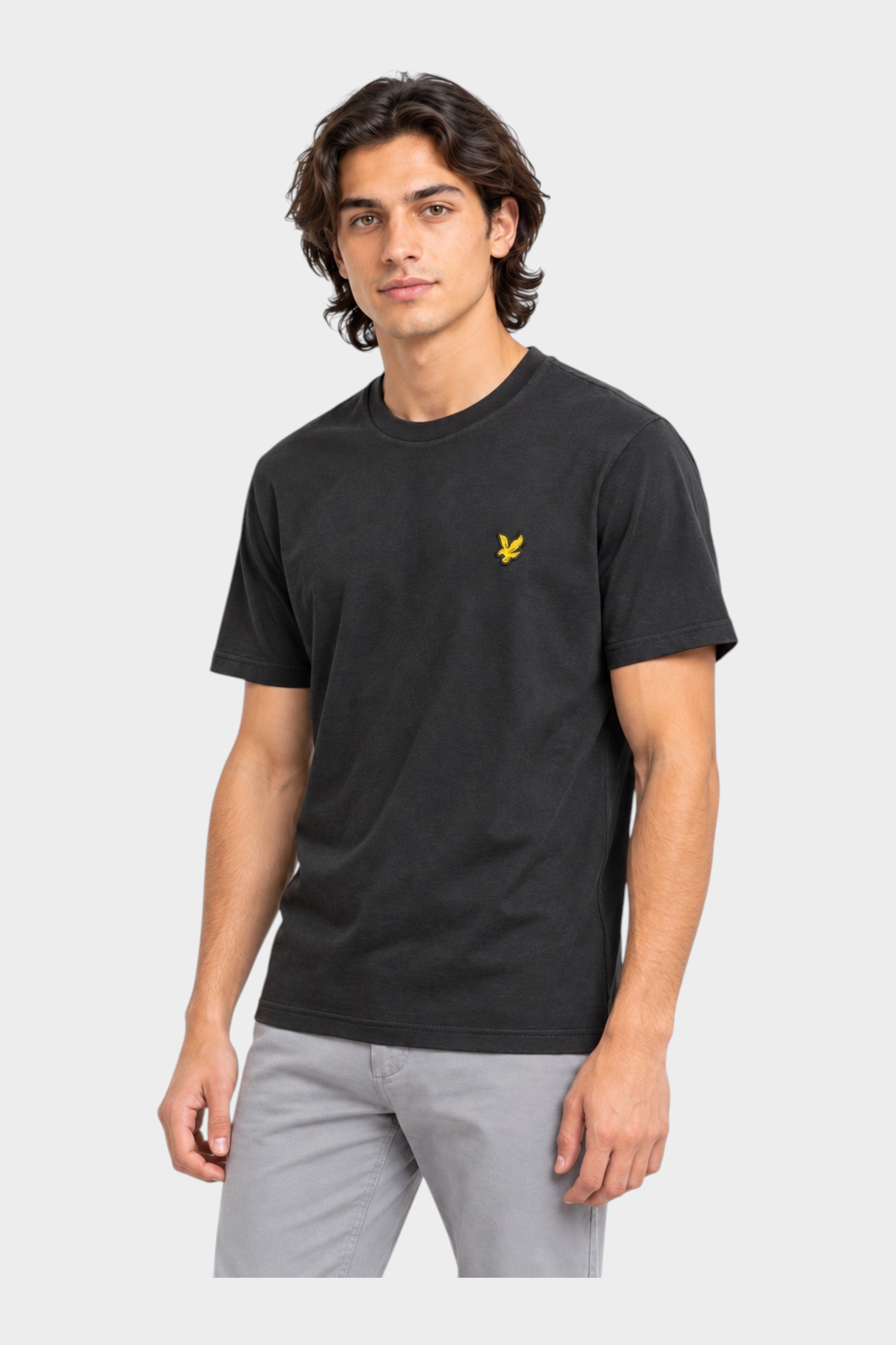 Modello indossa t-shirt nera Follower SRL Lyle & Scott con logo aquila giallo sul petto