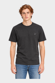 Modello indossa t-shirt nera in cotone Follower SRL con logo Lyle & Scott sul petto