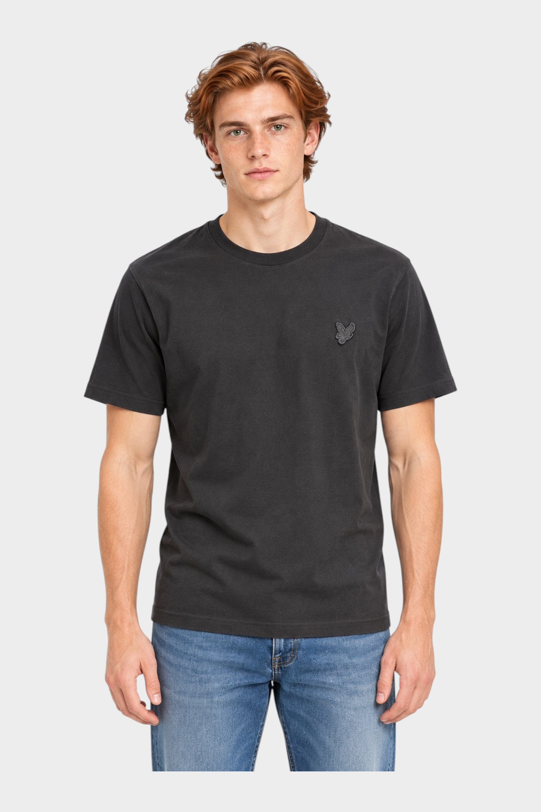 Modello indossa t-shirt nera in cotone Follower SRL con logo Lyle & Scott sul petto
