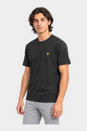 Modello indossa t-shirt nera in cotone Follower SRL con logo giallo Lyle & Scott sul petto