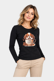 Modella indossa T-shirt nera a maniche lunghe Follower SRL con stampa grafica di un cane in una tazza di caffè