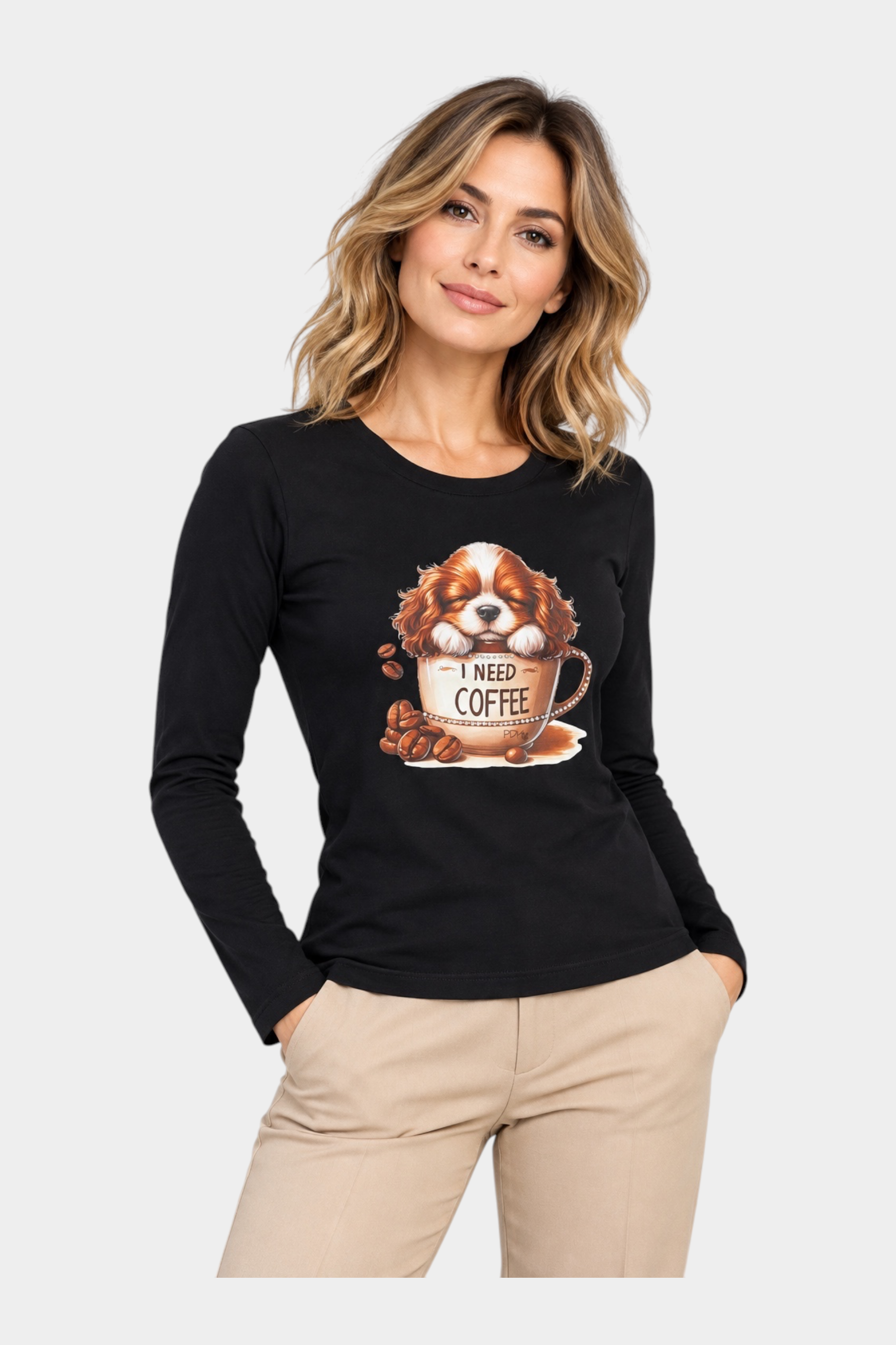 Modella indossa T-shirt nera a maniche lunghe Follower SRL con stampa grafica di un cane in una tazza di caffè