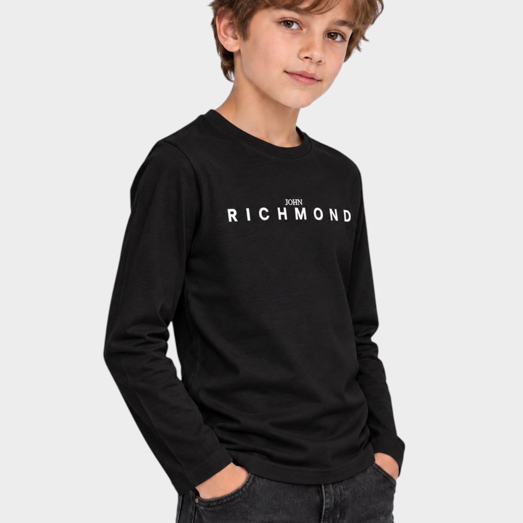Ragazzo indossa una t-shirt a maniche lunghe nera Follower SRL con logo John Richmond bianco sul petto