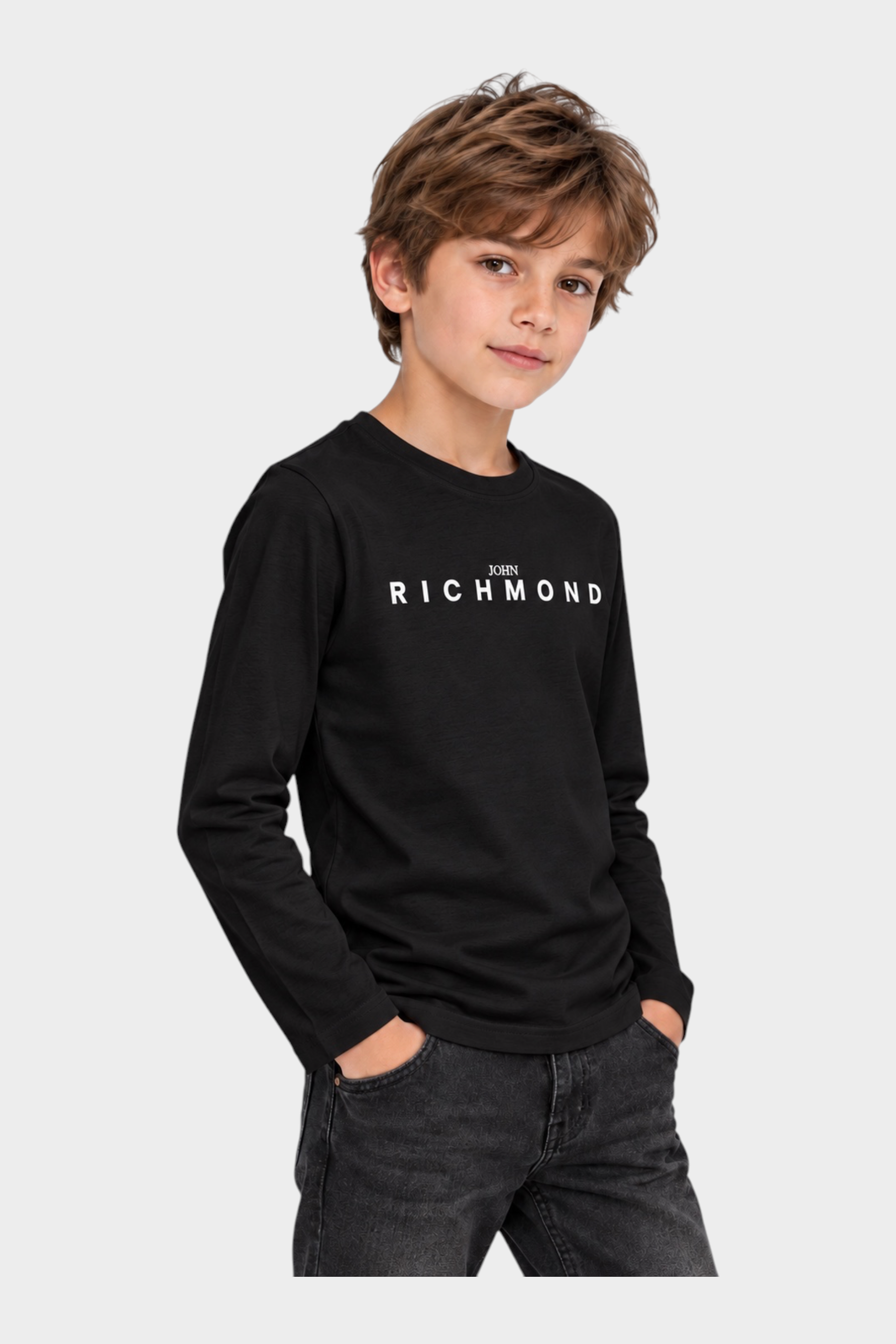 Ragazzo indossa una t-shirt a maniche lunghe nera Follower SRL con logo John Richmond bianco sul petto