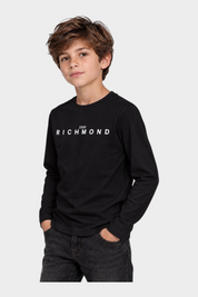 Ragazzo indossa una t-shirt nera a maniche lunghe con logo bianco John Richmond, collezione Follower SRL