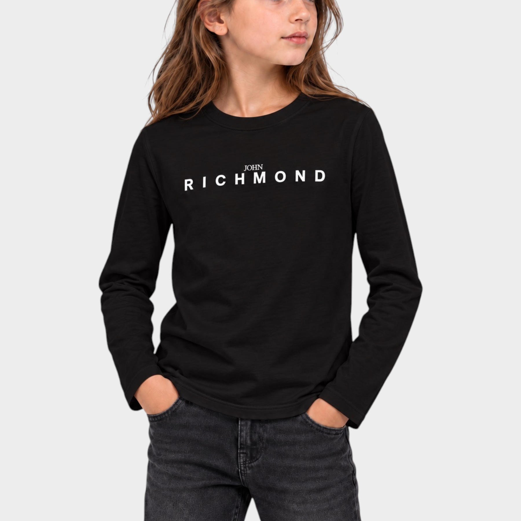 Bambina indossa t-shirt nera a maniche lunghe con logo bianco Follower SRL John Richmond su sfondo neutro
