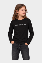 Bambina indossa t-shirt nera a maniche lunghe con logo bianco Follower SRL John Richmond su sfondo neutro
