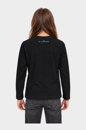Modella di spalle indossa una t-shirt a maniche lunghe nera Follower SRL con logo John Richmond bianco sul retro