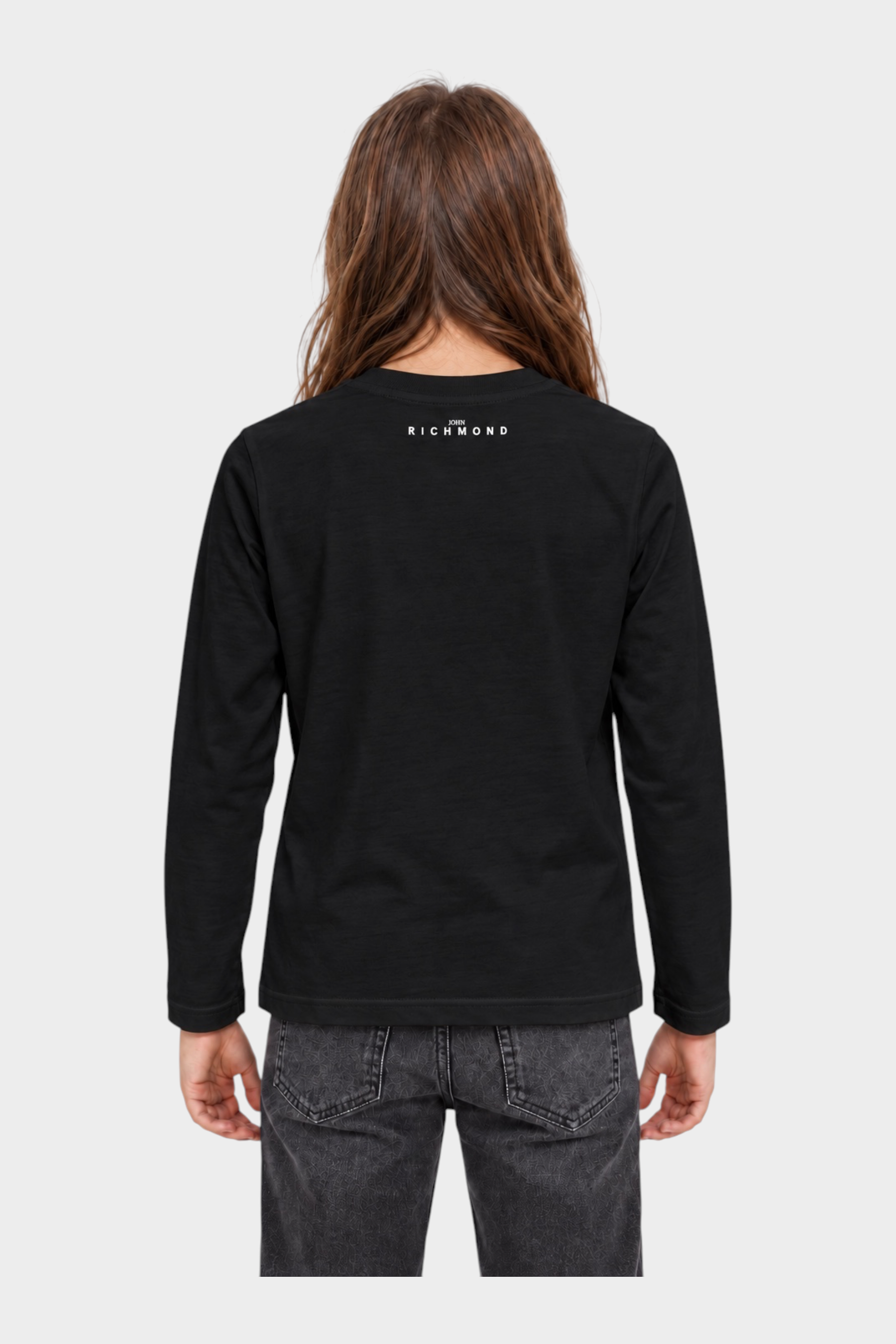 Modella di spalle indossa una t-shirt a maniche lunghe nera Follower SRL con logo John Richmond bianco sul retro