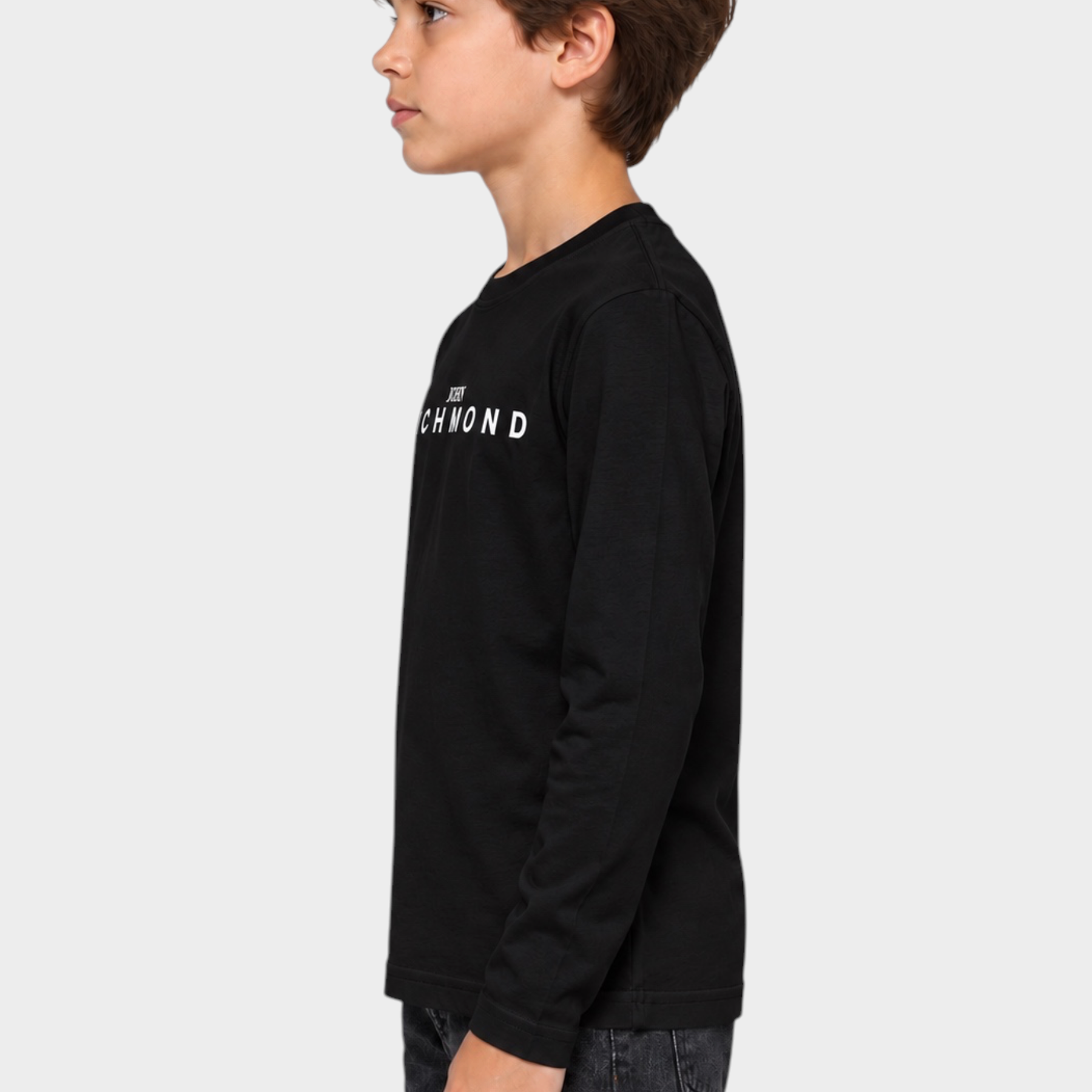 Ragazzo indossa t-shirt nera a maniche lunghe con logo bianco Follower SRL, vista laterale su sfondo neutro