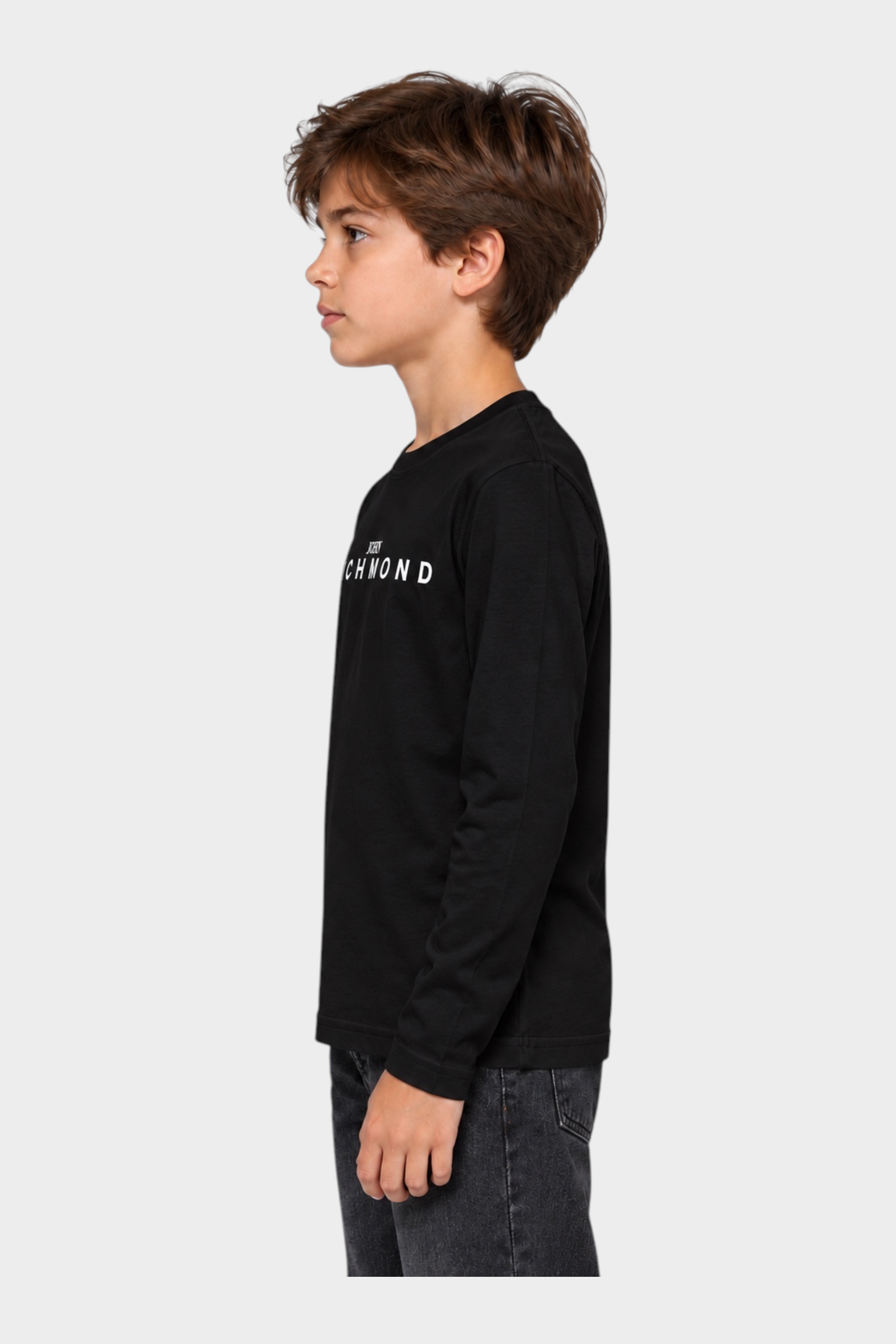 Ragazzo indossa t-shirt nera a maniche lunghe con logo bianco Follower SRL, vista laterale su sfondo neutro