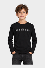 Ragazzo indossa una t-shirt nera a maniche lunghe Follower SRL con logo John Richmond bianco sul petto