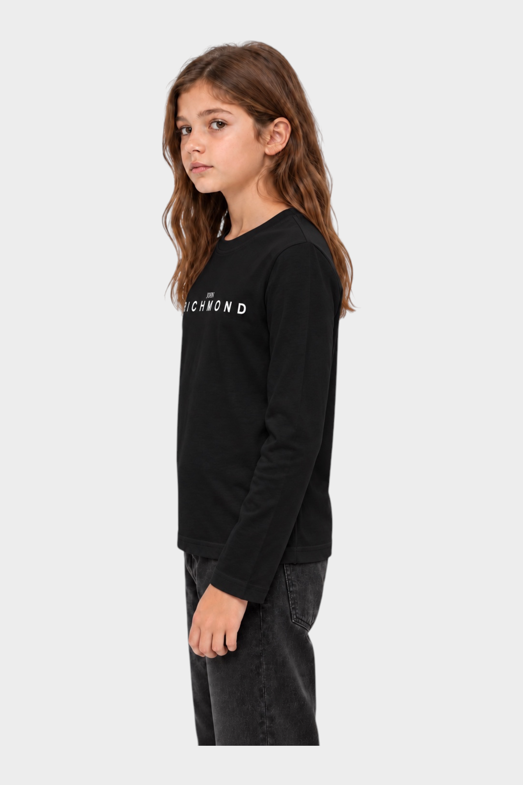 Ragazza indossa t-shirt nera a maniche lunghe con logo bianco John Richmond, collezione Follower SRL