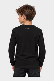 Ragazzo indossa t-shirt a maniche lunghe nera Follower SRL con logo John Richmond stampato sul retro
