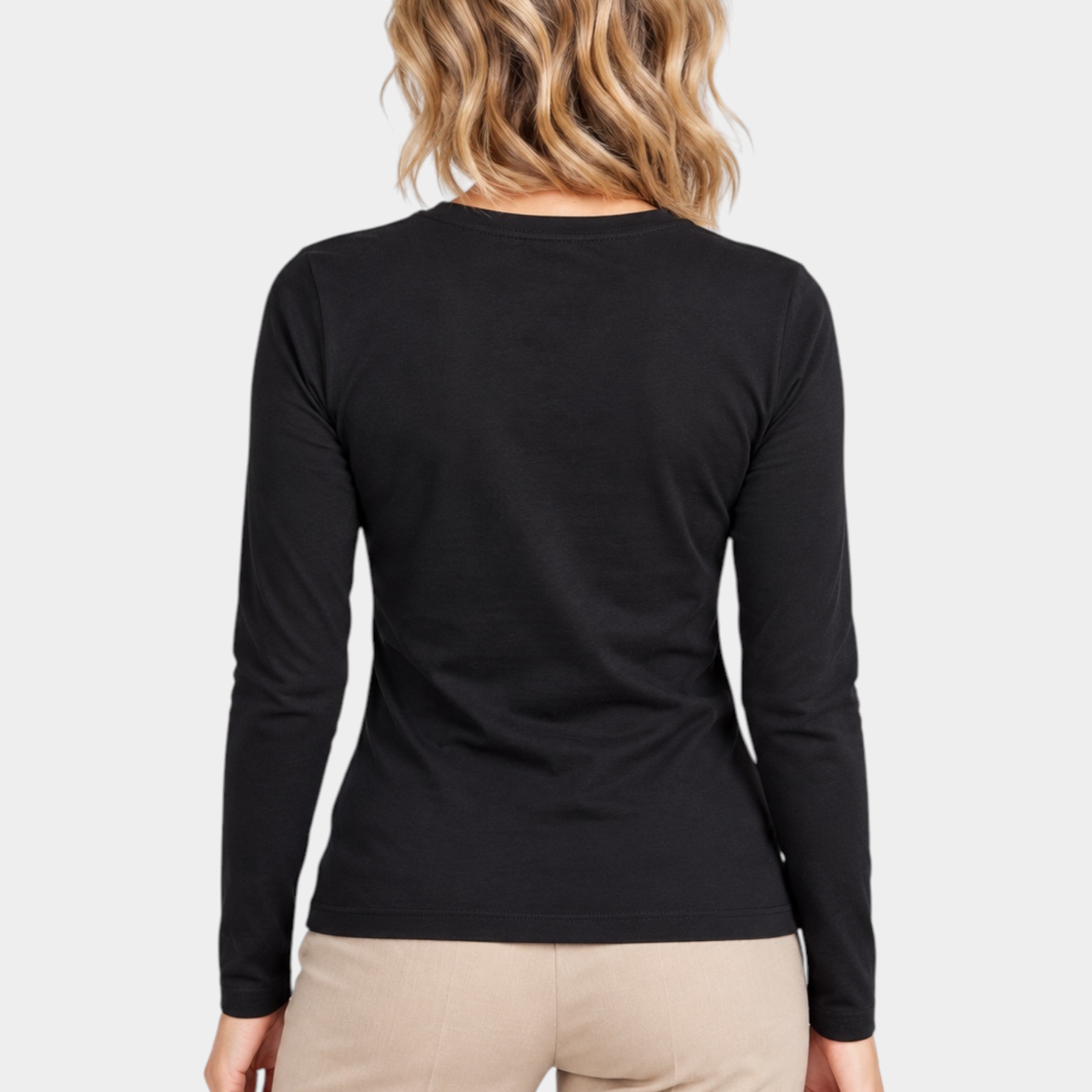 Vista posteriore di una t-shirt nera a maniche lunghe Follower SRL indossata da una modella con pantaloni beige