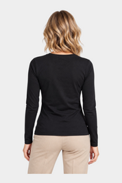 Vista posteriore di una t-shirt nera a maniche lunghe Follower SRL indossata da una modella con pantaloni beige