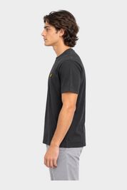 Modello di profilo indossa una t-shirt nera Follower SRL Lyle & Scott con logo giallo sul petto