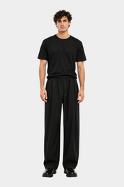 Modello indossa t-shirt nera regular fit IMPERIAL con pantaloni ampi neri, stile casual elegante Follower SRL