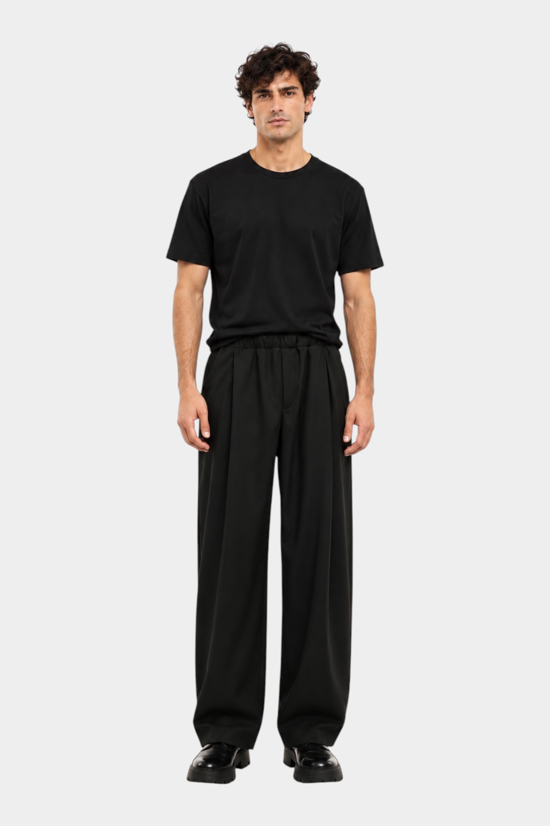 Modello indossa t-shirt nera regular fit IMPERIAL con pantaloni ampi neri, stile casual elegante Follower SRL