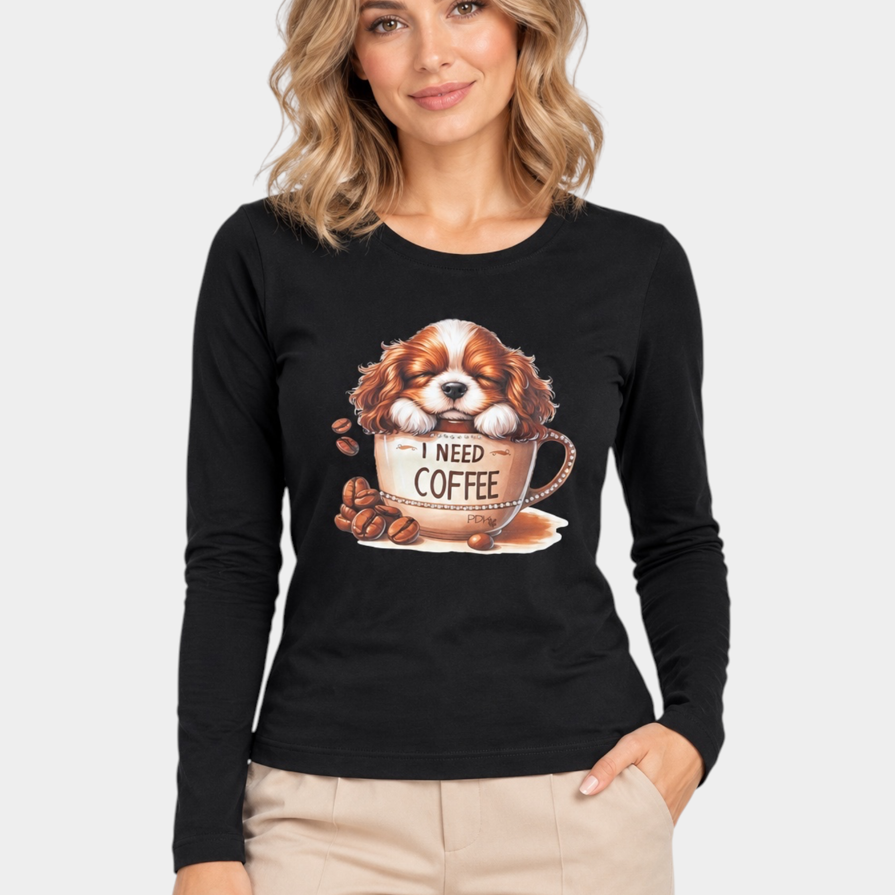 Modella indossa T-shirt nera a maniche lunghe Follower SRL con stampa grafica di un cane in una tazza di caffè