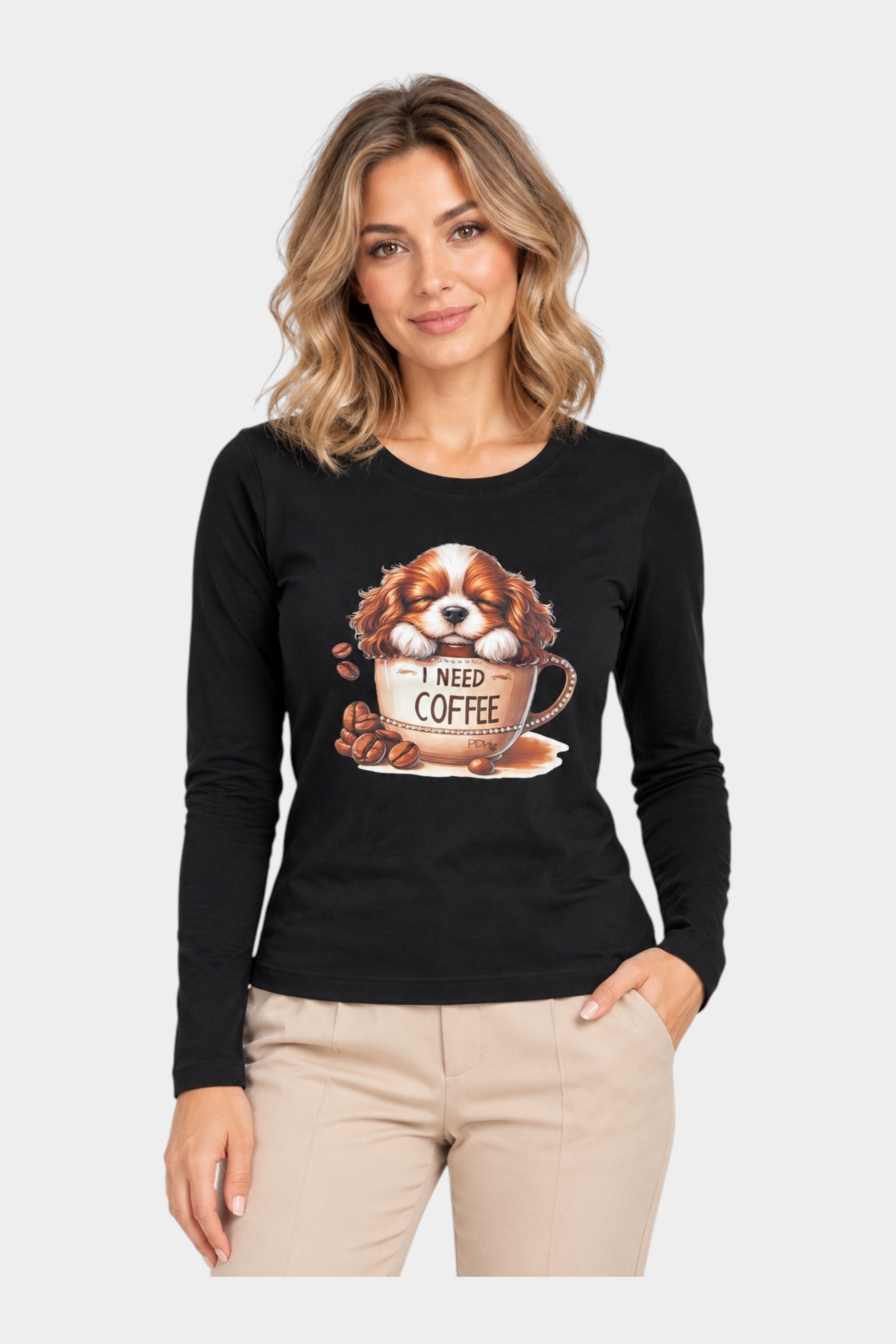 Modella indossa T-shirt nera a maniche lunghe Follower SRL con stampa grafica di un cane in una tazza di caffè