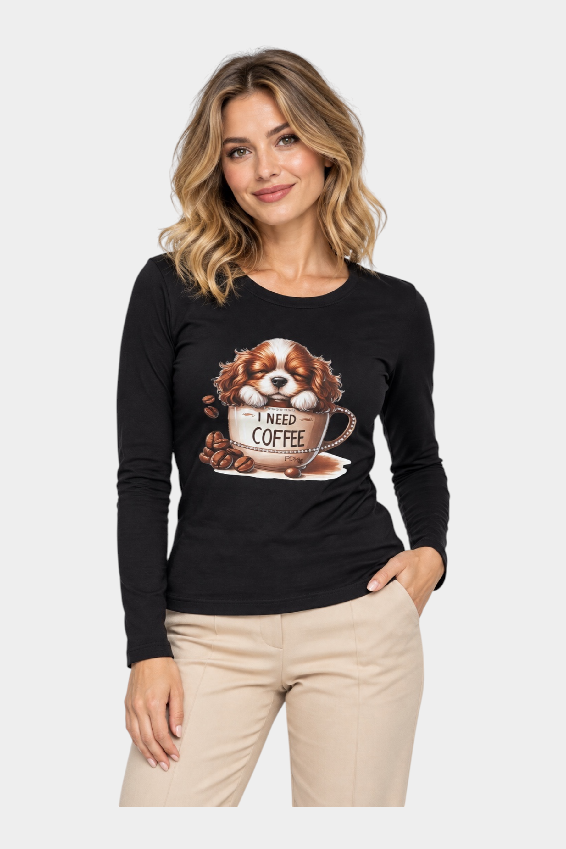 Modella indossa una t-shirt a maniche lunghe nera Follower SRL con stampa grafica di un cane in una tazza di caffè