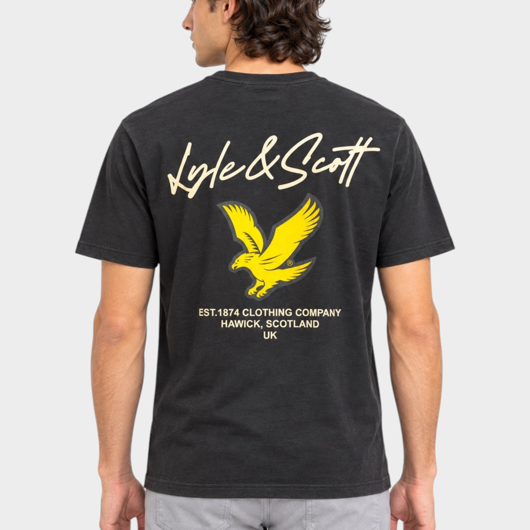 T-shirt nera da uomo Follower SRL con stampa grafica retro gialla e logo Lyle & Scott sulla schiena