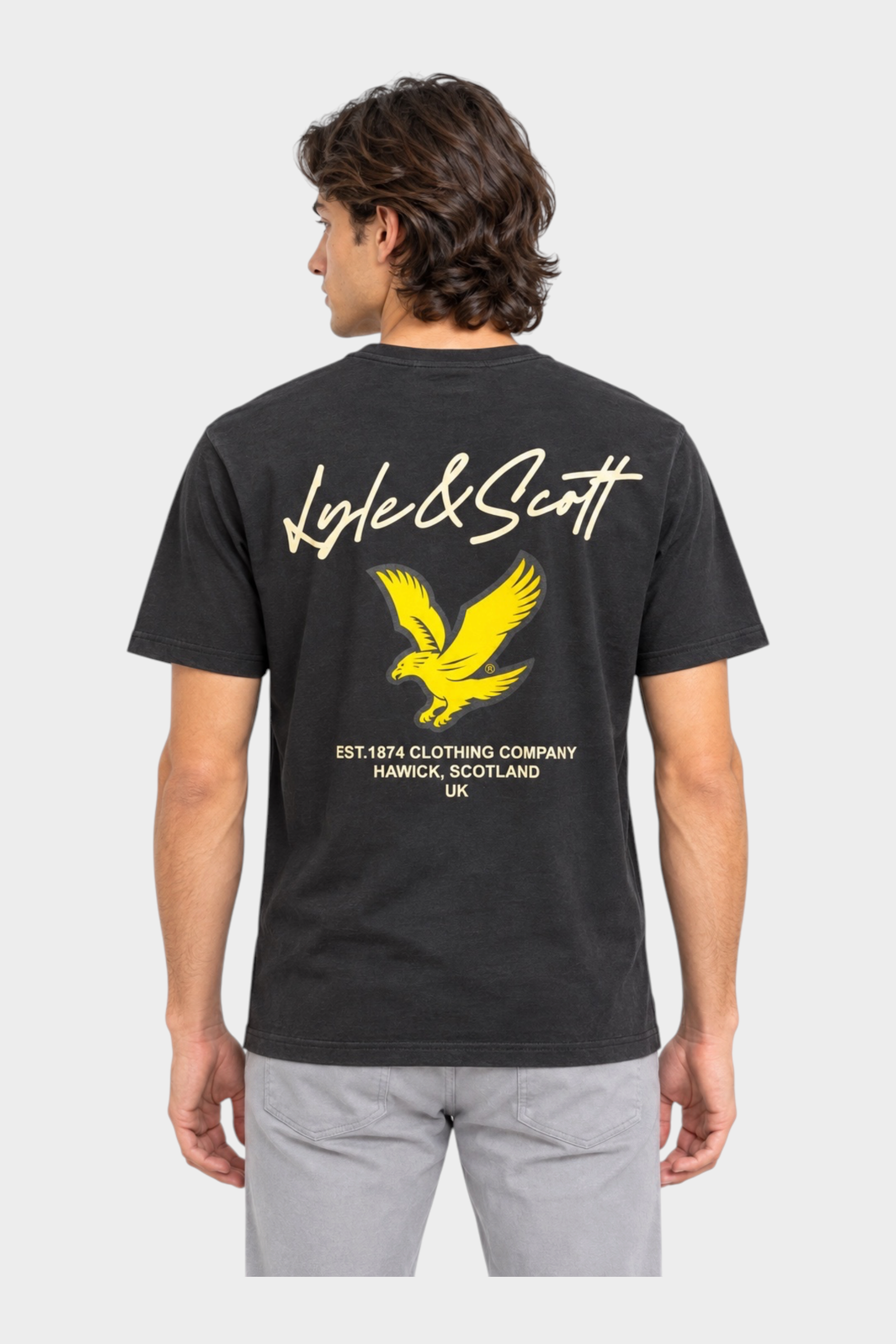 T-shirt nera da uomo Follower SRL con stampa grafica retro gialla e logo Lyle & Scott sulla schiena
