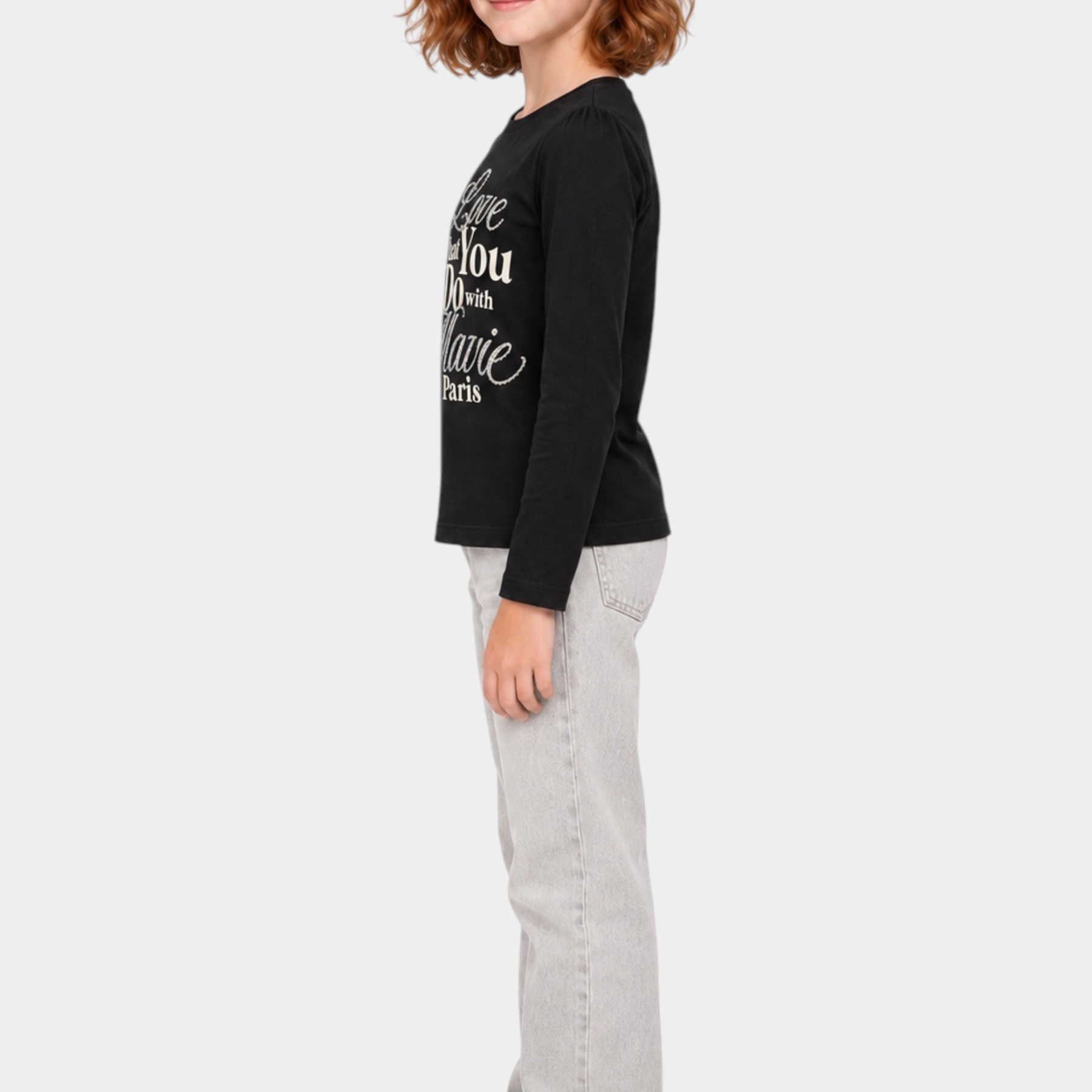 Bambina indossa t-shirt nera a maniche lunghe Follower SRL con scritta gioiello in strass e jeans grigi