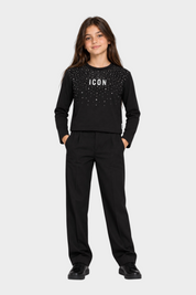 Bambina indossa t-shirt Follower SRL nera boxy con strass e scritta ICON, abbinata a pantaloni neri