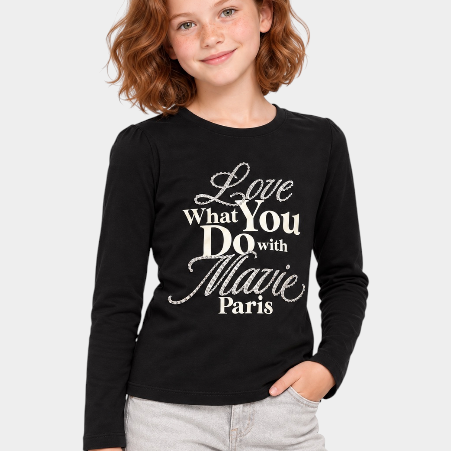 Bambina indossa una t-shirt nera a maniche lunghe Follower SRL con scritta gioiello in strass Love What You Do