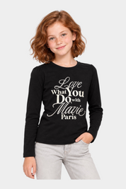 Bambina indossa una t-shirt nera a maniche lunghe Follower SRL con scritta gioiello in strass Love What You Do