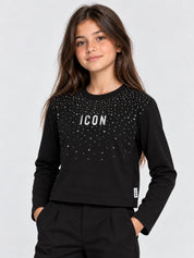 Ragazza indossa una t-shirt boxy nera Follower SRL a maniche lunghe con decorazioni di strass e scritta ICON