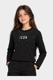 Ragazza indossa una t-shirt boxy nera Follower SRL a maniche lunghe con decorazioni di strass e scritta ICON